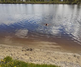 Några passade på och badade i Umeåälven