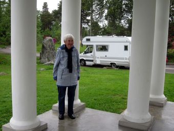 Marianne blickar ut över Hudiksvall