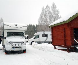 Vinterbilar på vintercamping